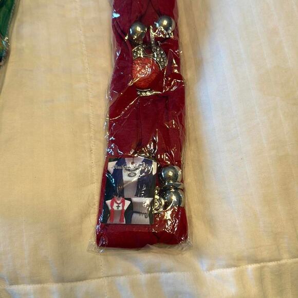 Red and silver scarf with a red pendant - Picture 7 of 9